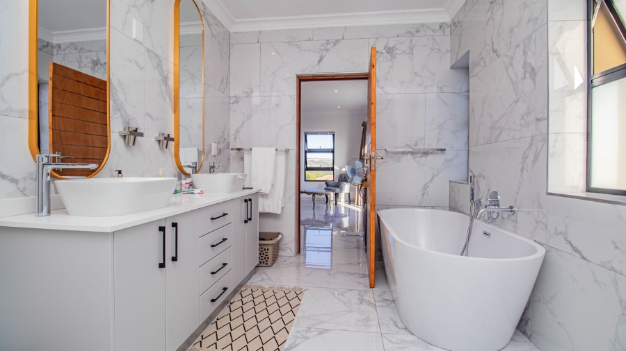 5 Bedroom Property for Sale in The Hill Western Cape